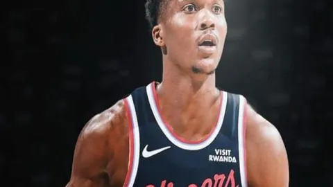 国足迎战澳洲：公布首发阵容，球迷潮涌观赛现场